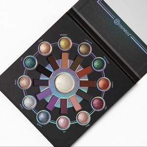 Zodiac 25 Color Eyeshadow & Highlighter Palette